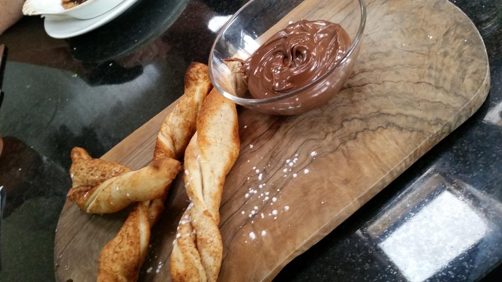 mrlyonsmaths's tweet photo. Bready cinnamony sticky things with a Nutella based dip #fatbugger #omnomnom http://t.co/Ztm2apPc0I