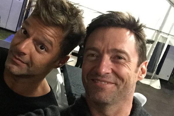 venevision's tweet photo. #MundoShow ¡@RealHughJackman y @ricky_martin se toman selfies juntos! http://t.co/DvEeUw7EPm  http://t.co/8FhYjhGeoD