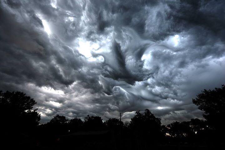 Ryan Hoke ‏@RyanHokeWAVE3 - Awesome undulatus asperatus clouds via Randy Chapman & Jessica Turner in Frankfort earlier today