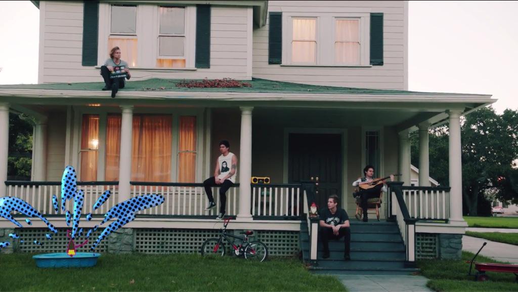 digitaItrinkets's tweet photo. I FREAKIN LOOOVVVVVVEEEEE IT MY FAV VIDEO 🏧 😍💘😊🐶 #SHESKINDAHOTMUSICVIDEO http://t.co/dDVTIZuObt