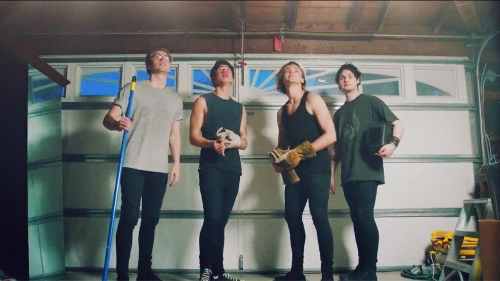 digitaItrinkets's tweet photo. I FREAKIN LOOOVVVVVVEEEEE IT MY FAV VIDEO 🏧 😍💘😊🐶 #SHESKINDAHOTMUSICVIDEO http://t.co/dDVTIZuObt