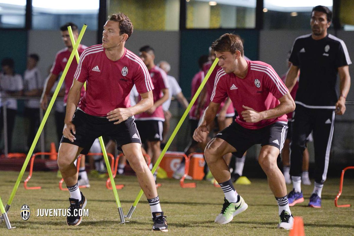 juventusfcid's tweet photo. GALERI: Foto-foto terbaik dari latihan hari pertama di Shanghai: http://t.co/OORqfs08Es #SupercoppaTIM #JuveLazio http://t.co/sk29lwQHSH