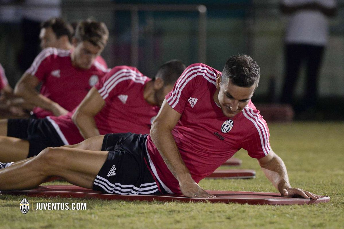 juventusfcid's tweet photo. GALERI: Foto-foto terbaik dari latihan hari pertama di Shanghai: http://t.co/OORqfs08Es #SupercoppaTIM #JuveLazio http://t.co/sk29lwQHSH