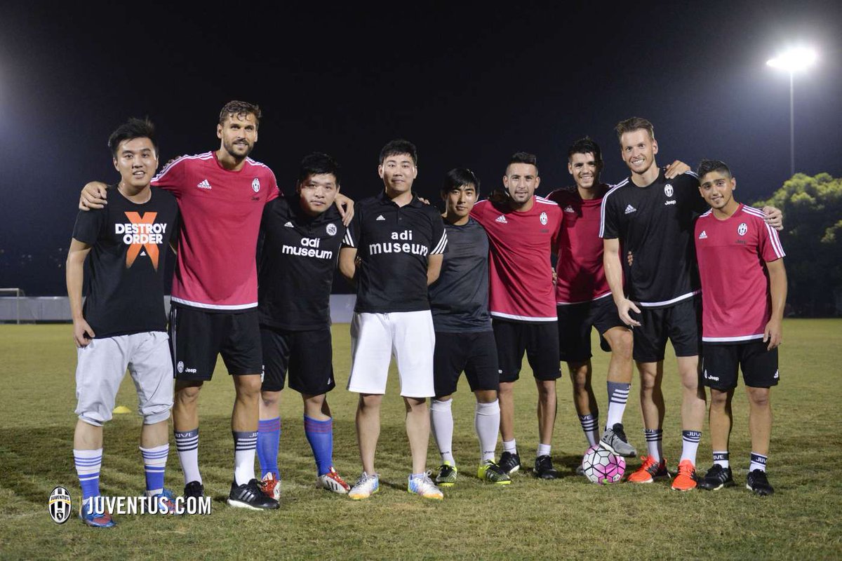 juventusfcid's tweet photo. GALERI: Foto-foto terbaik dari latihan hari pertama di Shanghai: http://t.co/OORqfs08Es #SupercoppaTIM #JuveLazio http://t.co/sk29lwQHSH