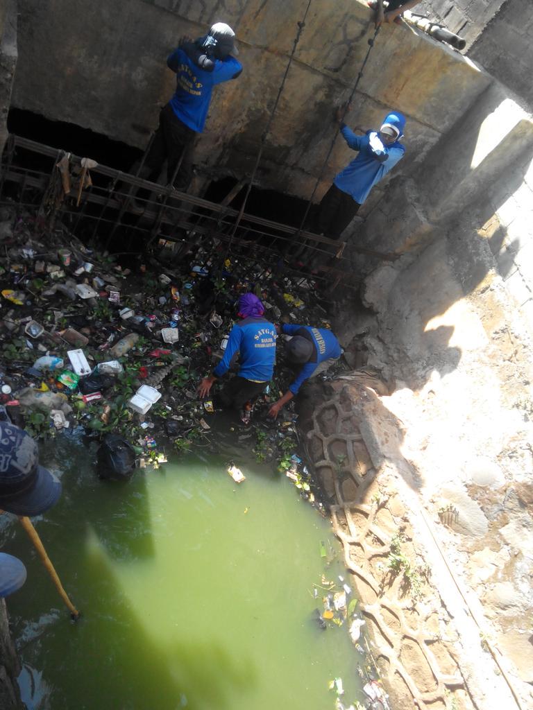 satgas_SDA's tweet photo. Pengangkatan sampah kali laya menhoul http://t.co/VmGTNbC1pF