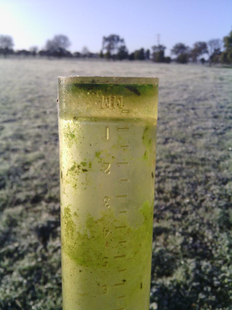 Quiggs's tweet image. Can't empty the rain gauge this morning.#itswinter