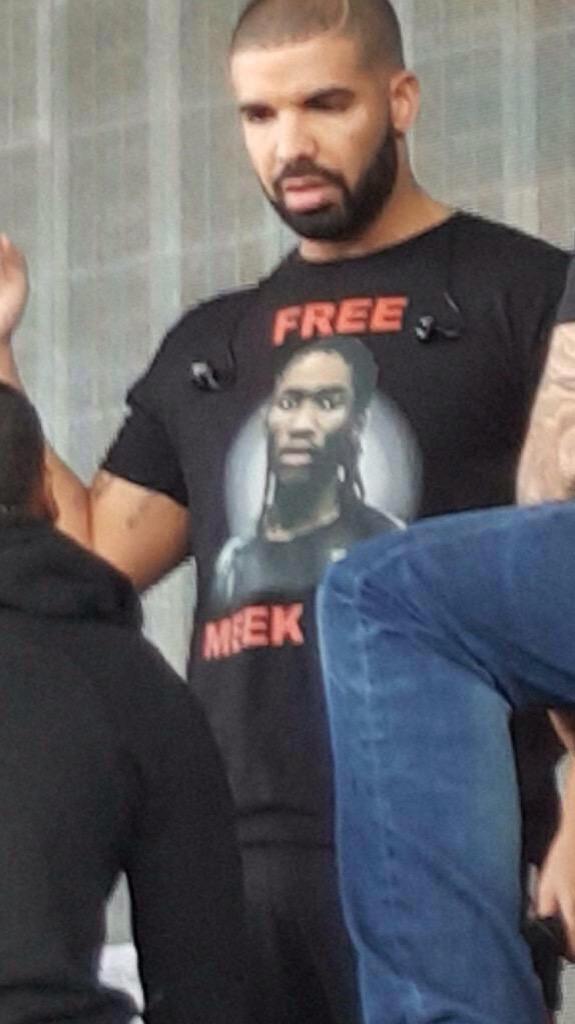 ASAPabdi's tweet photo. HOW IS DRAKE WEARING A "FREE MEEK MILL" T-SHIRT AT OVOFEST SOMEONE STOP THIS GUY LOOOOOL http://t.co/y9AqbLSp32