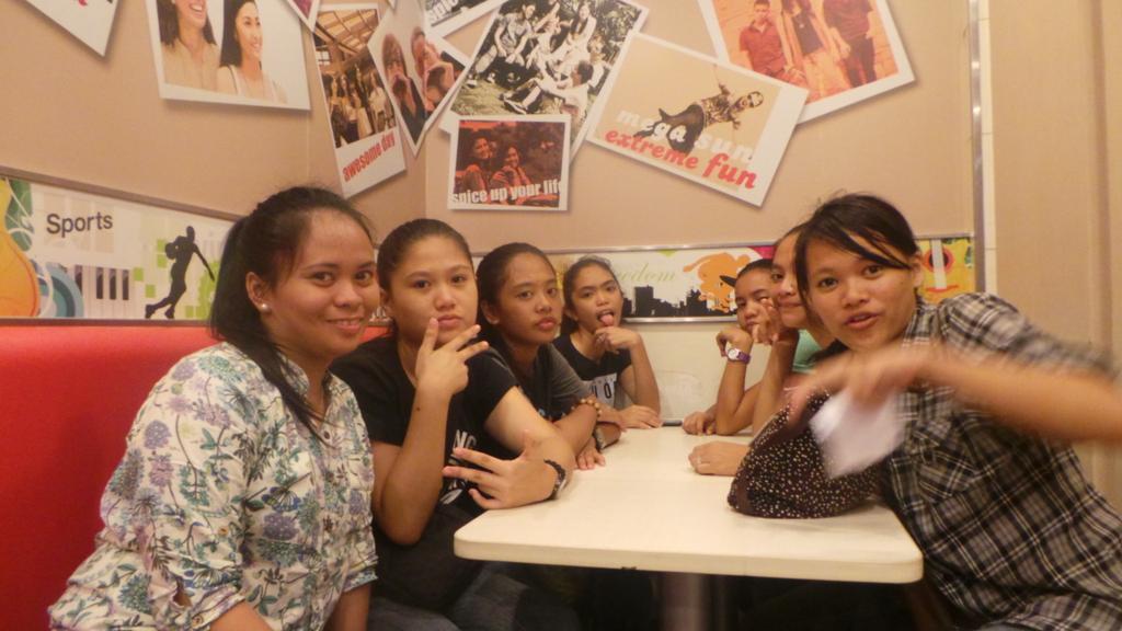 fordphoebe_'s tweet photo. KFC buddies with mam jellay #lastSunday #CEAP2015 http://t.co/CrixyJErCS