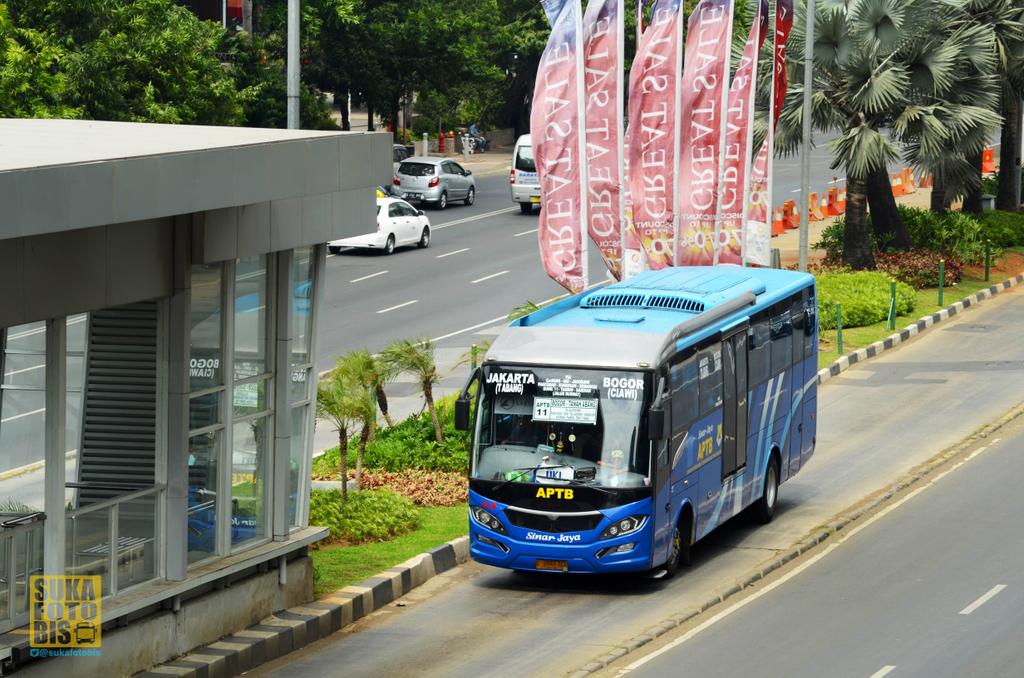 SukaFotoBis's tweet photo. Penumpang bis itu mulia, rela berdesakan berdiri.. udah gitu jalurnya masih diserobot pula sama kendaraan pribadi.. http://t.co/TsX9hu27Jg