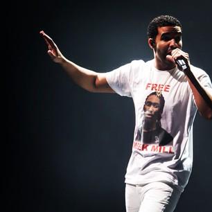thisis50's tweet photo. .@Drake rocked that 'Free Meek Mill' shirt before.. What do you think he's doing? Remind him of his previous support? http://t.co/Y4faEHQwmZ