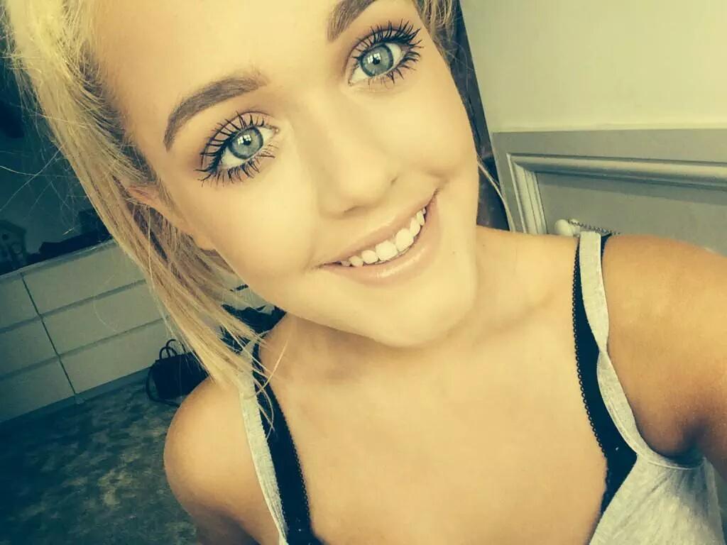  Happy Birthday To You Lottie  ((Tomlinson eyeees   )) Love you^^ 