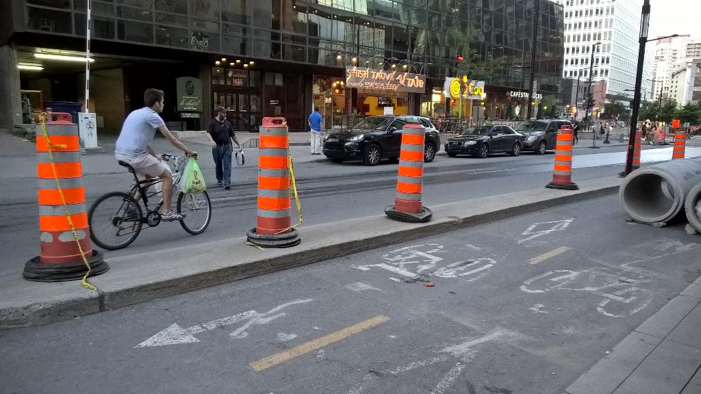 CyclistBartek's tweet photo. Piste cyclable de Maisonneuve (8000 cyclistes/jour) bloquée. Aucun détour. Cyclistes en contresens sur rue. #véloMTL http://t.co/L2tbDqbe5G