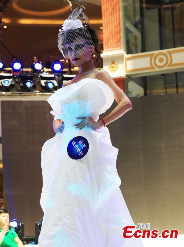 ChinaLive_NA's tweet photo. Tissues transformed into wedding dresses http://t.co/zMG8DXGy8W