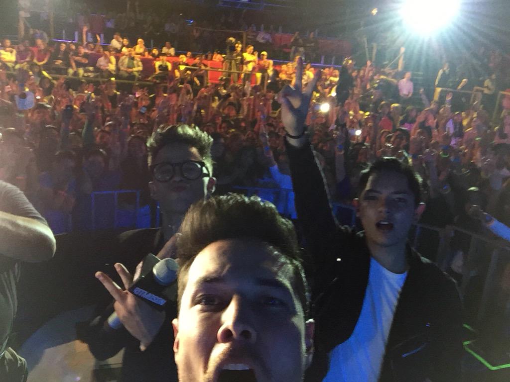 bengzeng's tweet photo. Pasándola machin con @soyjuansolo @yuremrojas en #LikePorMi @RitmosonOficial 😎 http://t.co/0tbWsBisIh