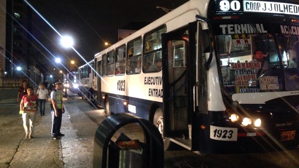nunoacosta's tweet photo. Colapsó el tráfico de la avenida Francisco de Orellana, los vigilantes no logran detener los buses. http://t.co/WF81GxJXqe