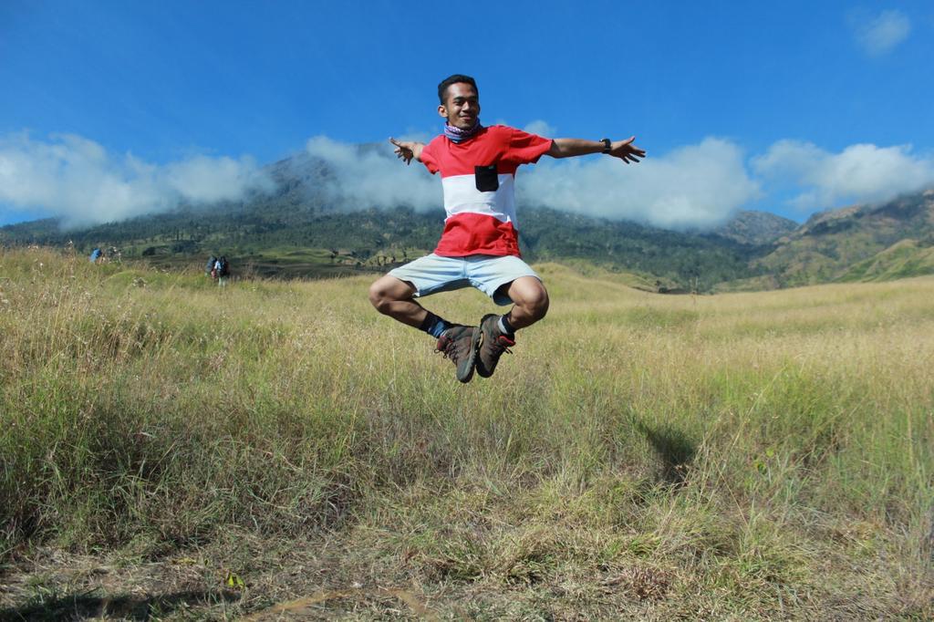 aiydstra's tweet photo. Aoki jump 🌞 http://t.co/CAAFCoMlc0