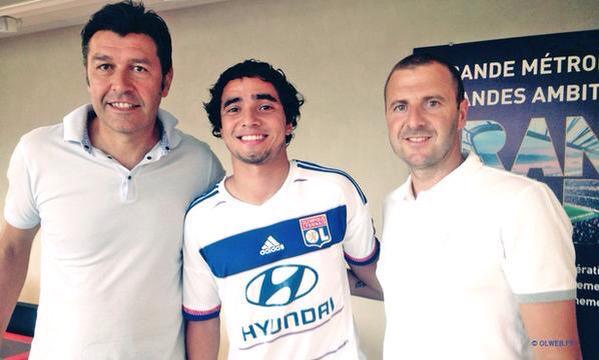 coolnotesix's tweet photo. Rafael telah resmi berseragam Lyon selama empat musim kedepan. Good luck over there @orafa2 !! http://t.co/qrILT80dcP