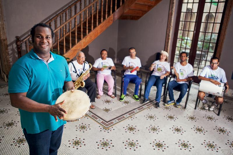VEJARio's tweet photo. Carioca Nota Dez: André Dias da Gama criou uma banda composta de portadores de deficiência http://t.co/xbs5rfAUcr http://t.co/Pgr6NK1inv