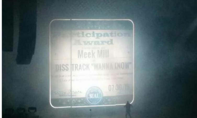 FanSided's tweet photo. Drake has absolutely no chill whatsoever: http://t.co/T5uxyUJw60 http://t.co/ssly29TY94