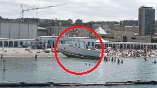 Trieste Uomini Donne Trieste Resiste Spiaggia Muro La