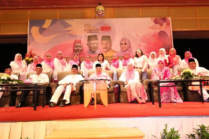 ShatillaR's tweet photo. Terima kasih @dhzhamzah krn sudi luangkan masa merasmikan Mesyuarat Perwakilan Puteri Bahagian Batu pada Jumaat lalu. http://t.co/dy0XI5djnV