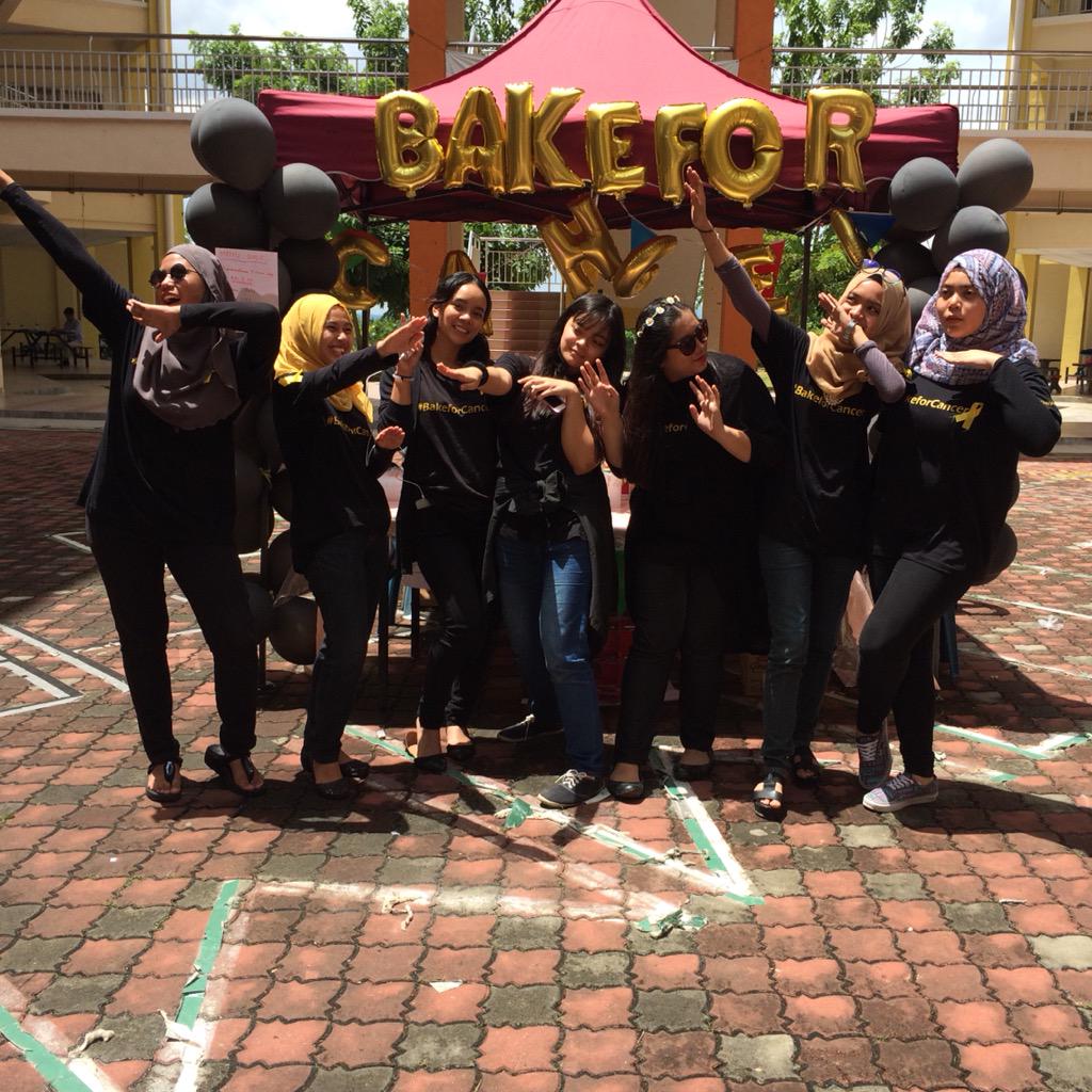 nrulfarain's tweet photo. Penat! Tp berbaloi! Terima kasih pd yg sudi mmbeli! Esk jgn lupa dtg kpp3 lg ok! Mmbeli smbil beramal! #BakeForCancer http://t.co/Wx9QHWwktY