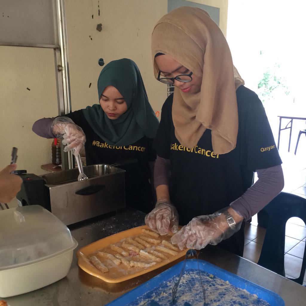 nrulfarain's tweet photo. Penat! Tp berbaloi! Terima kasih pd yg sudi mmbeli! Esk jgn lupa dtg kpp3 lg ok! Mmbeli smbil beramal! #BakeForCancer http://t.co/Wx9QHWwktY