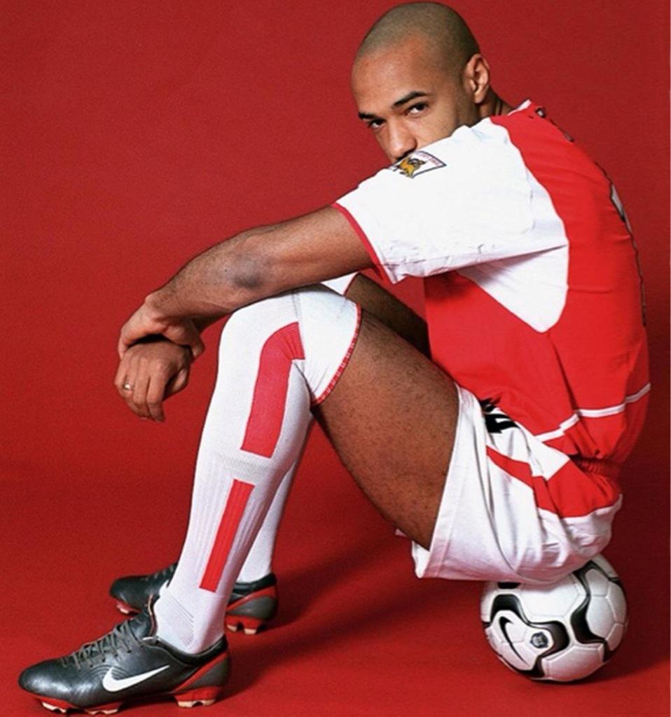 futuroscracksAR's tweet photo. "Yo como fútbol, duermo fútbol, respiro fútbol. No estoy loco, sólo soy apasionado" Thierry Henry. Buenas noches http://t.co/z556CZe9tT