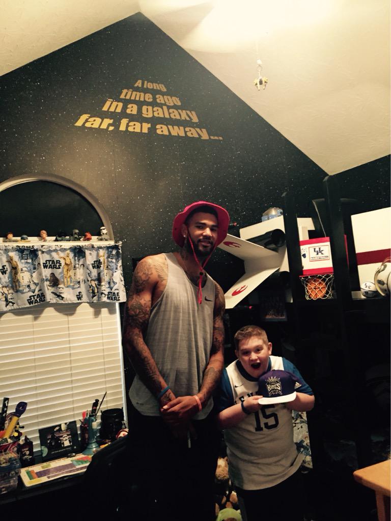 TeamTobyRocks's tweet photo. Dreams come true! Thank u @THEwillieCS15 & @_JaimieE. Toby will never forget your visit! #TeamTobyRocks! http://t.co/aYunPvLDYr
