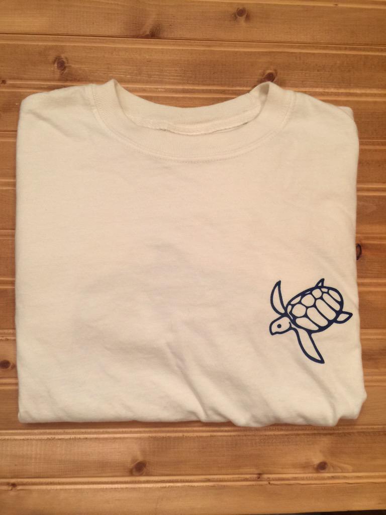 MakaiClothingCo's tweet photo. Giving away 2 UNRELEASED Island Sand Vintage Honu Print Shirts each w/ 2 stickers!

Must RT &amp; Follow Ends 8/7! 🐢🙌💕😊💚 http://t.co/xEcla7NGHY