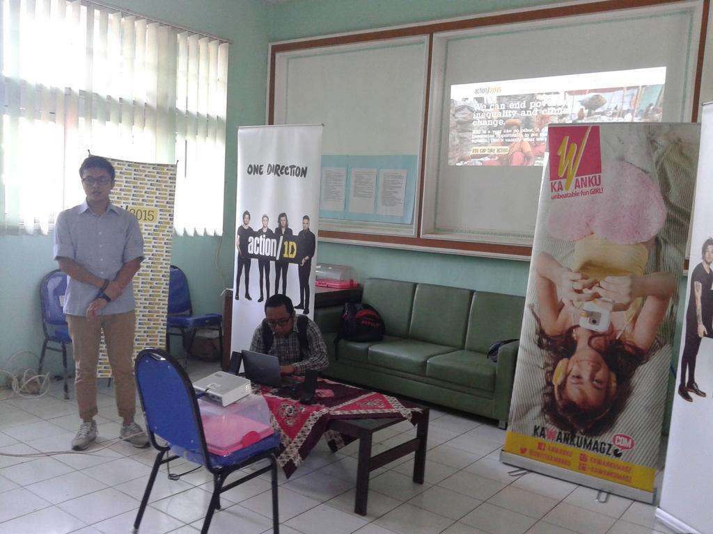 SonyMusicID's tweet photo. Acara dimulai dengan sambutan dari perwakilan @smpn30bdg  @onyitkawanku @SonyMusicID &amp; @SaveChildren_ID #Action1D http://t.co/4quBm4aCBr