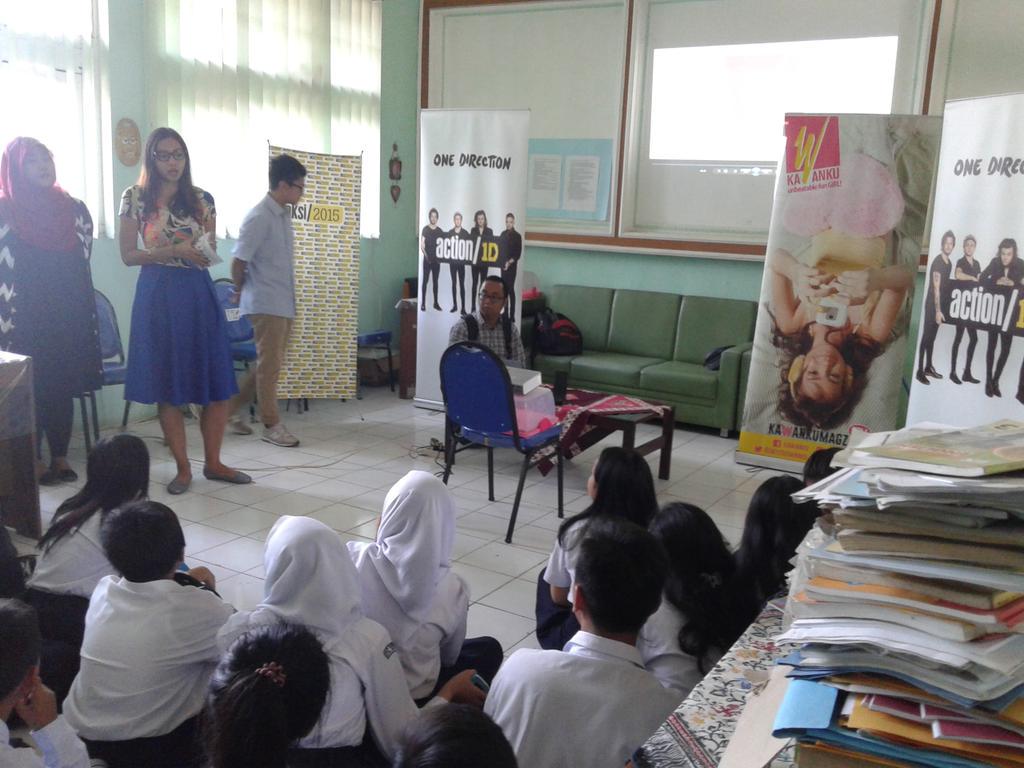 SonyMusicID's tweet photo. Acara dimulai dengan sambutan dari perwakilan @smpn30bdg  @onyitkawanku @SonyMusicID &amp; @SaveChildren_ID #Action1D http://t.co/4quBm4aCBr