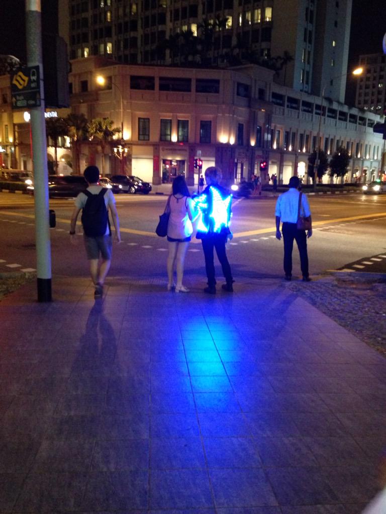 RukaIkeda's tweet image. In #Singapore #fashion is at another level #LEDjacket