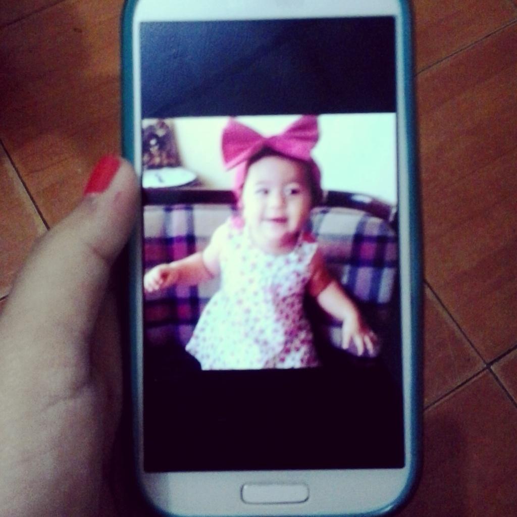 reyesalejandra's tweet photo. Viendo fotos en el celular de @roxygtm7 me conseguí  una de mi sobrina. Ya se quien me roba las  fotos del  WhatsApp http://t.co/zTZS7kXGPy