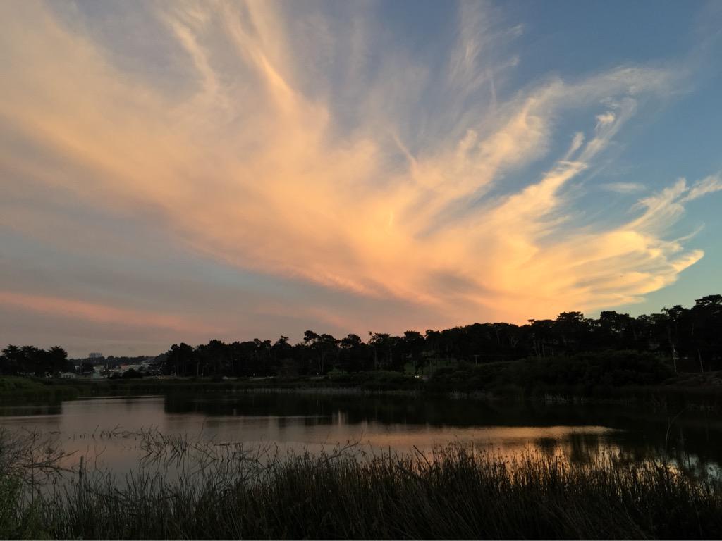 melissademata's tweet image. Also, this sunset view is a pretty good incentive for late afternoon runs. #LakeMerced
