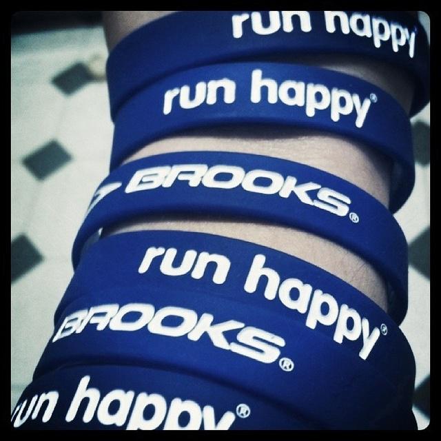 Let me try this again. <a href="/brooksrunning/">Brooks Running 💙</a> How do I get ahold of of one of these wristbands? #runhappy #thankyourunning
