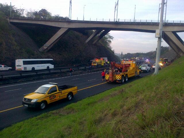HooliganMorne's tweet photo. N2 north bound closed 2truck burn outs http://t.co/eOkjifPvlR