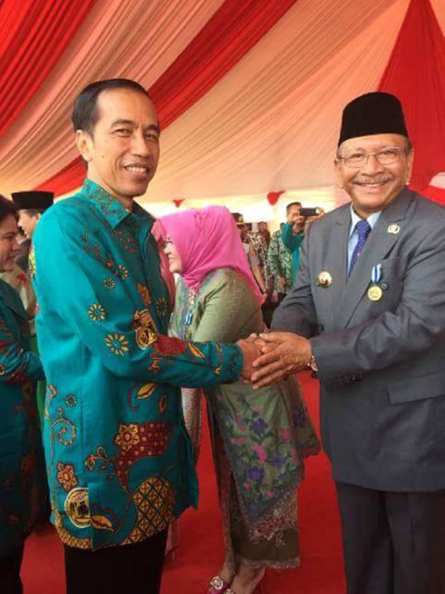 Presiden Sematkan Satya Lencana Wira Karya. Baca selengkpanya di pasamanbaratkab.go.id/berita/1352/pr…