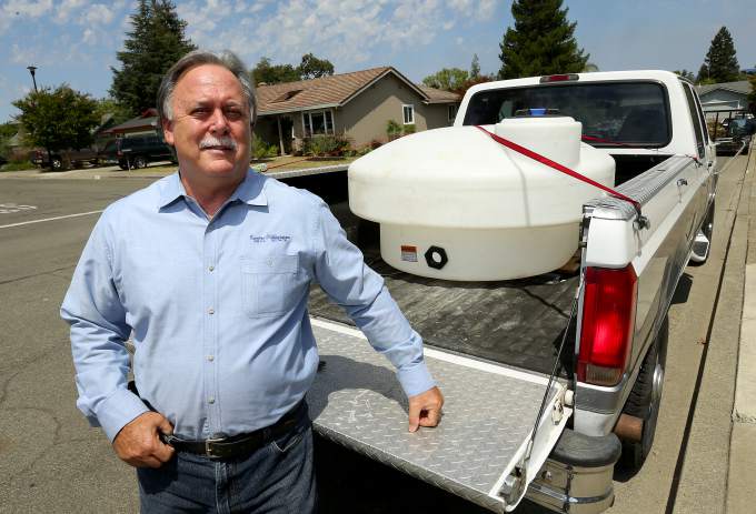 NorthBayNews's tweet image. #Healdsburg giving recycled water away for free #CADrought pd2go.net/MzRlCr