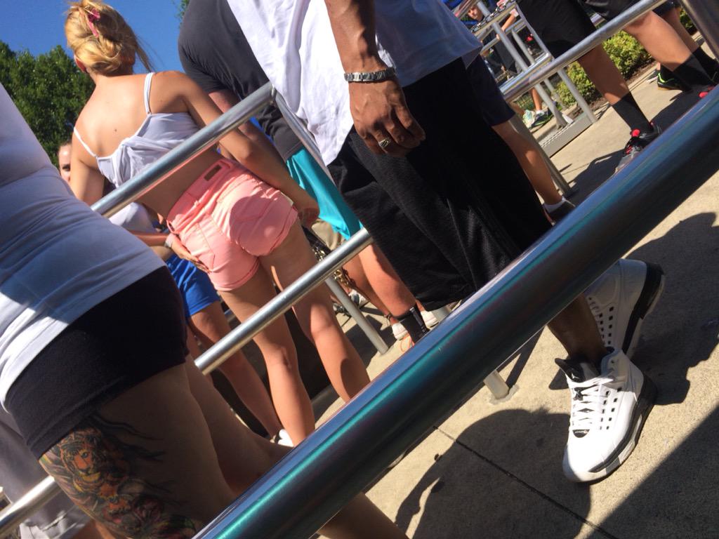 creepdaily's tweet photo. Nice ass in line http://t.co/hmffM2Pjm7