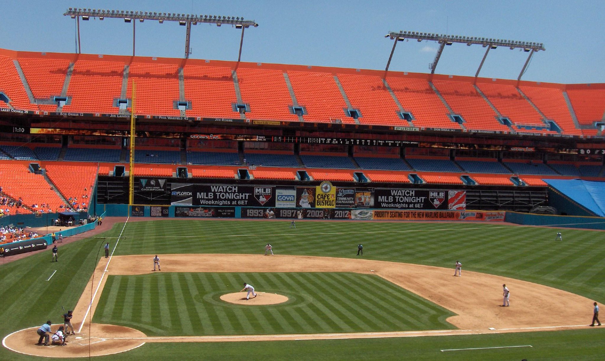 世界の野球場bot サンライフ スタジアム フロリダ州にある兼用スタジアムで11年までのマーリンズの本拠地 アメフト優先の設計で野球場としては無粋とされ人気がなかった 雨が多いフロリダの気候もネックとなりマーリンズは開閉式