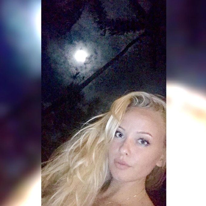 Kiss me under the moonlight. #xoxo #instaselfie #goodnight #moon #Hawaii http://t.co/P1dmLBTEVq