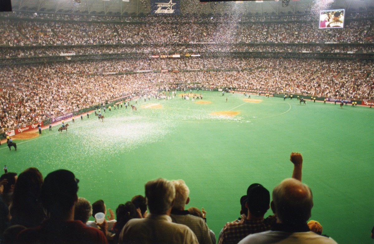 ট ইট র 世界の野球場bot アストロドーム ヒューストンにあるアストロズの元本拠地 1965年に世界初のドーム球場として開場 当時 世界8番目の不思議 と言われるほど画期的だった 人工芝の起源もここ 現在は宗教団体の礼拝所などとして利用されている