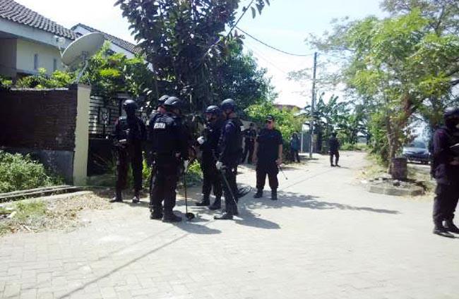 Tim Gegana Brimobda Sulsel Periksa Rumah Almarhumah Hj Ramlah

fajar.co.id/fajaronline-su…