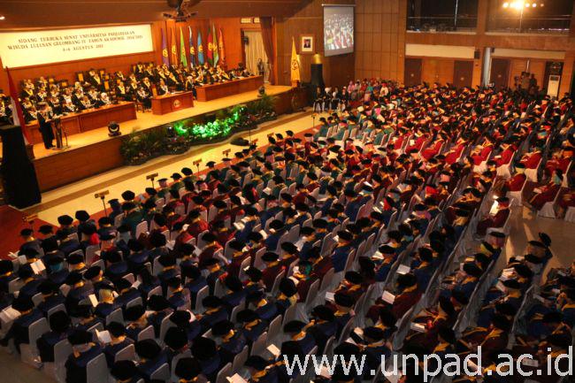 Rektor Lantik 2.776 Lulusan Unpad di Wisuda Gelombang IV T.A. 2014/2015 #WisudaUnpad unpad.ac.id/2015/08/rektor…