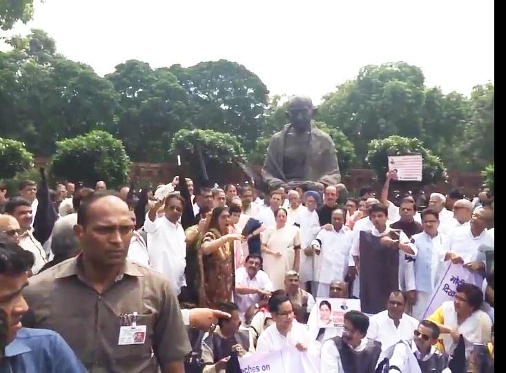 During Protest Against The Suspension Of 25 Congress MP's
#BlackDayForIndianDemocracy -तानाशाही नहीं चलेगी!