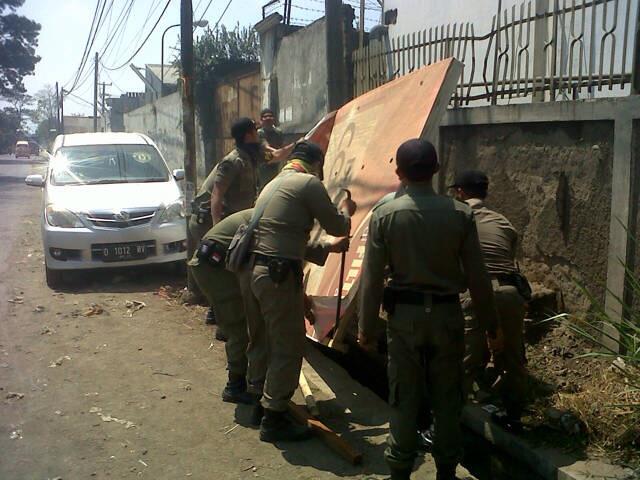 Satpolppkab_bdg's tweet photo. Penertiban spanduk liar di kec. Pameungpeuk cc @Kang_DN1 @infokabbandung http://t.co/tcL9wzqZRj