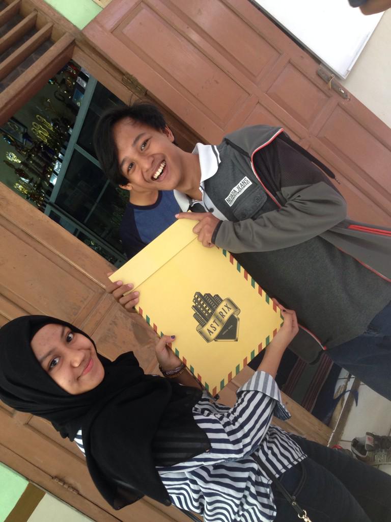 28ASTERIX's tweet photo. Nih dia salah satu yg udah ambil yearbooknyaa http://t.co/3M8mGnmnuE