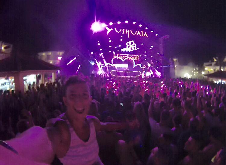 manuelminn_16's tweet photo. Awesome night with the best DJ in the world...
Hardwell carnival 🚀🎉🎈❤️🔊 @ushuaiaibiza @HARDWELL http://t.co/EcnVmDJlUL