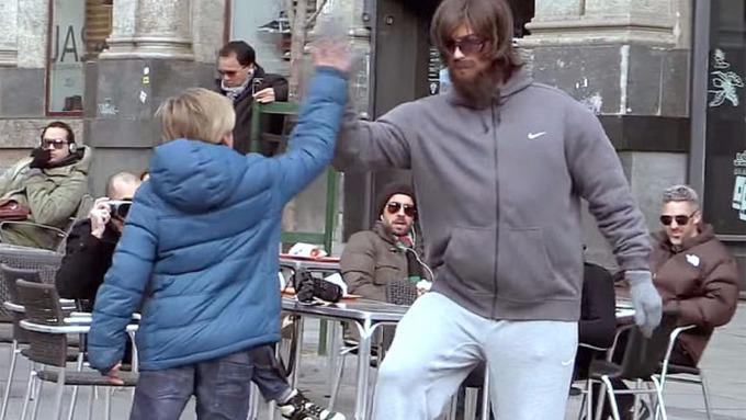 itvfootball's tweet photo. Video: A disguised Cristiano Ronaldo wowed a young boy on a Madrid street with his skills http://t.co/0vCJ04Z4gH http://t.co/PXnI7T3WeM